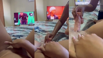 Erica Moraes gozando com amiga socando pau de borracha na buceta