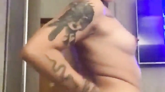 Torinha vazada passando creme nua exibindo cuzinho e xoxota