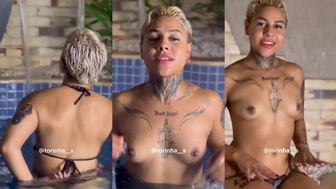 Torinha flagrada tomando banho de piscina pelada