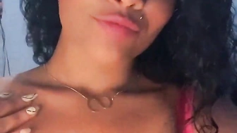 Samantha Santiago erome provocando com seios com bicos arrepiados