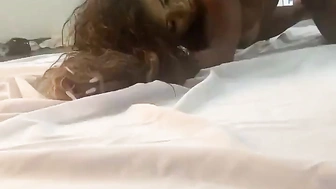 Rayhellen Andrade pelada de quatro com rabão empinado na cama