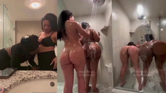 Natalie Tortelli pelada se esfregando com amiga no banho