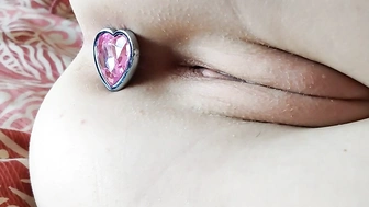 Melty Mochi nua brincando com plug anal no cuzinho apertado
