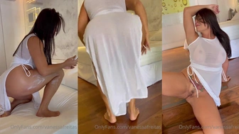 Brasileira Vanessa Freitas mostrando xota com vestido sem calcinha