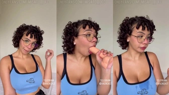 Misato chupando pinto de borracha com boca babada