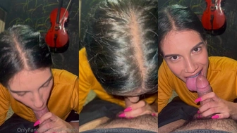 Sophia Leeh vazada masturbando e chupando piroca do macho
