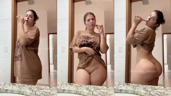 Brasileira gostosa Kerolay Chaves escovando dentes com peitos e buceta de fora