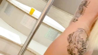 Magrinha Geiziara peladinha e safada no quarto do motel de luxo