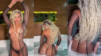 Emybell toda gostosa rebolando com lingerie safada na banheira
