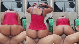 Flagra amador vizinha rabuda sentando na rola no quintal
