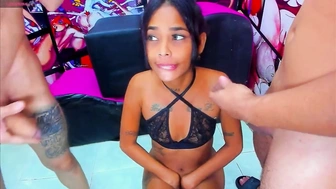 Morena magrinha fodendo como puta com amigos ao vivo na webcam