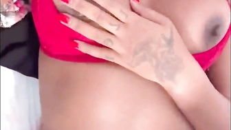 Bartira Luz masturbando buceta melada com dedinhos e vibrador