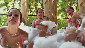 Agnes Nunes esfregando xota e cuzinho molhadinha na banheira
