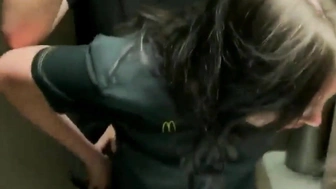 Flagra amador funcionários do McDonalds fodendo escondidos no banheiro
