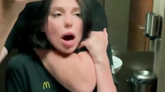 Flagra amador funcionários do McDonalds fodendo escondidos no banheiro