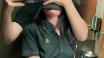 Flagra amador funcionários do McDonalds fodendo escondidos no banheiro