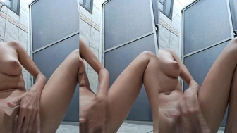 Novinha tocando siririca na live no chão do banheiro