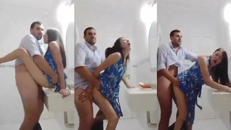 Padrasto tarado fodendo a bucetinha da enteada escondido no banheiro