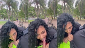 Flagra real mulata chupando piroca do macho na praça