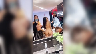 Polly Persch bebada se exibindo nua no banheiro da balada com as amigas