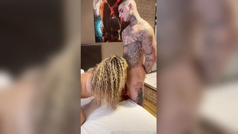 Isabelle Moura rebolando na vara do tatuador