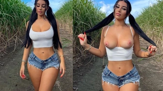 Mikaela Testa morena gostosa do tiktok se exibindo com calcinha fio dental