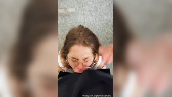 Maru Karv garganta profunda engolindo a pica até o talo bem safada