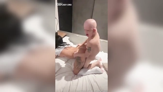 Mamae do Privacy e sua filha loirinha sentando no Bruno Diferente