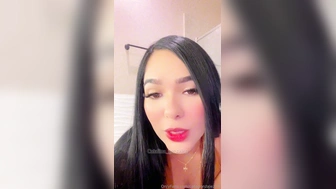 Cata Gonzales caiu na net rebolando a bunda grande no banheiro