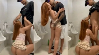 Brida Nunes mamando no banheiro da festinha