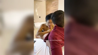 Allana Hotwife mamando o caralho do comedor na frente do corno