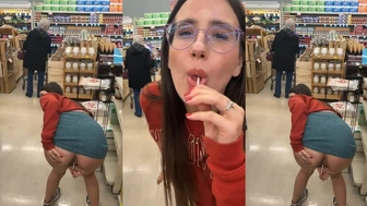 Novinha safada tirando um pirulito da buceta no mercado