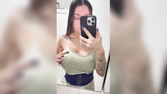 Tati Formento video amador mostrando os peitos grandes no espelho