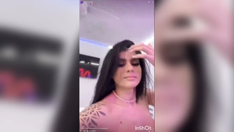 Thaissa Fit dançando funk empinando o rabo grande em video caseiro