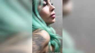 Tati Zaqui safada mostrando a buceta e os peitos para o macho no banheiro
