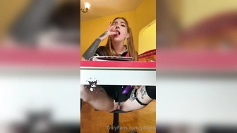 Y4meii pelada exibindo a buceta e se masturbando na escola