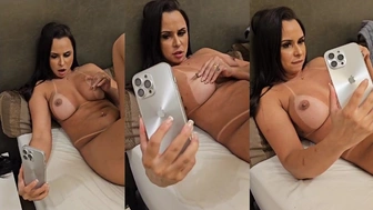 Jessica Minassian nua mostrando os peitos para um macho na chamada de video