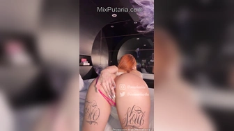 Mari Avila rebolando tirando o vestido e mostrando plug anal