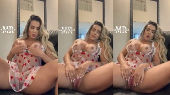 Mari Reis tira a camisola provocante e se masturba gostosinho