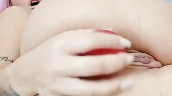 Agata Leal arrombando o cuzinho rosa com pau de borracha grande e grosso