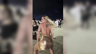 Brasilorinha rebolando gostoso a bunda dançando funk na praia