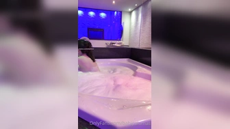 Babi Palomas pelada rebolando gostoso na banheira do motel