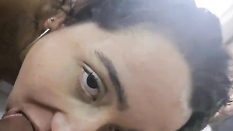 Let Rizie pagando boquete e levando uma gozada quente na boca