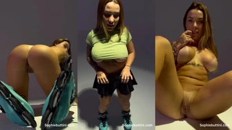 Sophie Buttini caiu na net exibindo a buceta e o cuzinho com roupa de patinadora