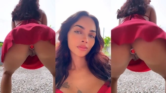 Lariza Goes dançando funk sem calcinha exibindo a buceta com plug anal socado no cu