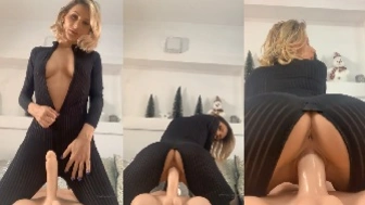 Loirinha sexy de SP rasga a calça e senta suave na rola de borracha