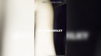Ninfetinha Vitoria Milky tira o pijaminha e bate siririca na cama