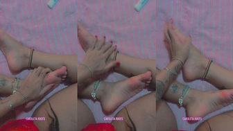 Caroleta Roots exibindo os pés e a bucetinha em video de fetiche