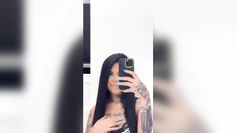 DJ Nathi safada se exibindo só de calcinha no banheiro