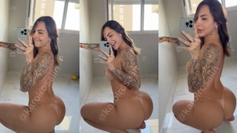 Karol Rosalin safada de quatro mostrando o cuzinho apertado